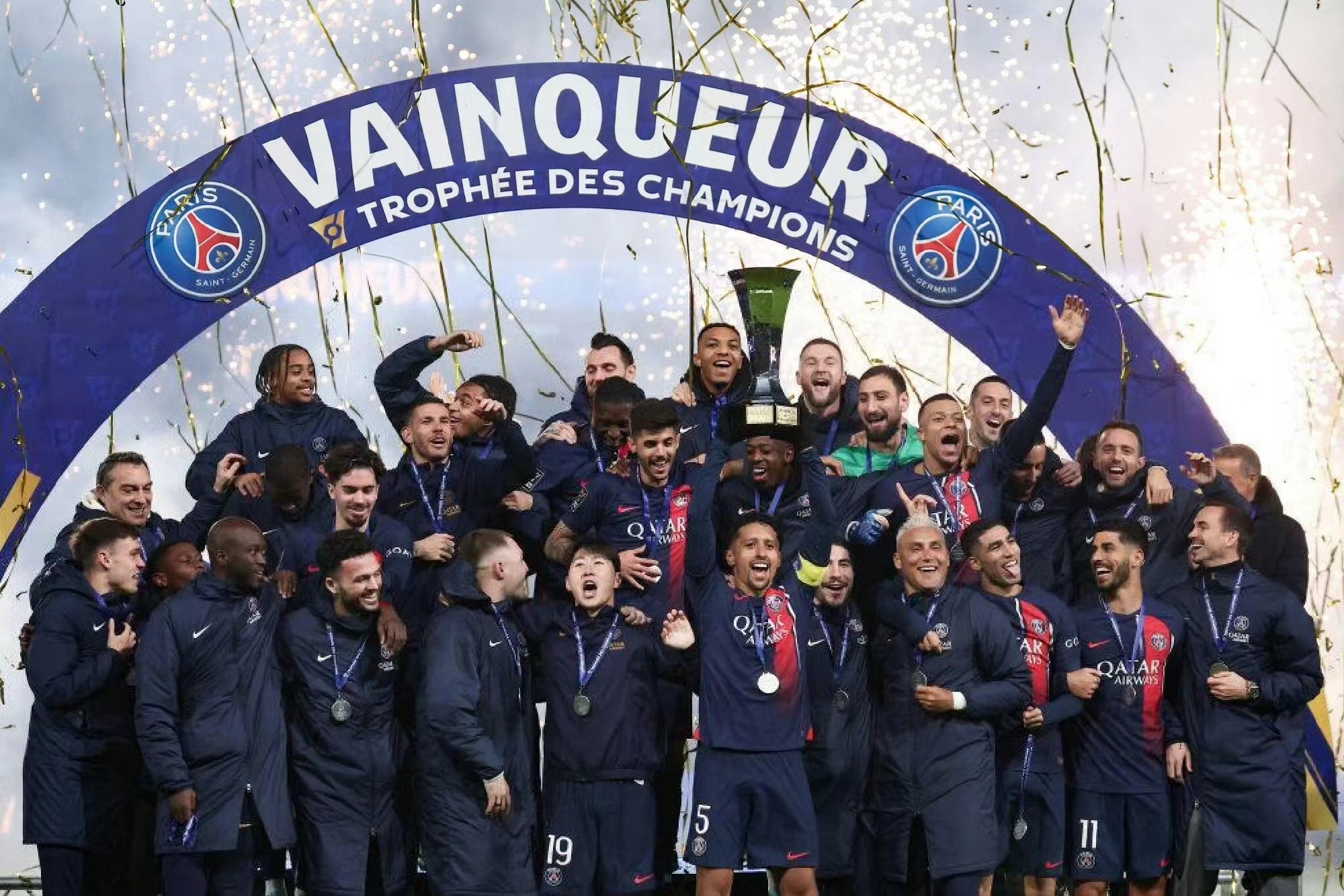 Le PSG remporte son premier titre de la nouvelle année, remporte la Super Coupe de France et mène la Ligue 1